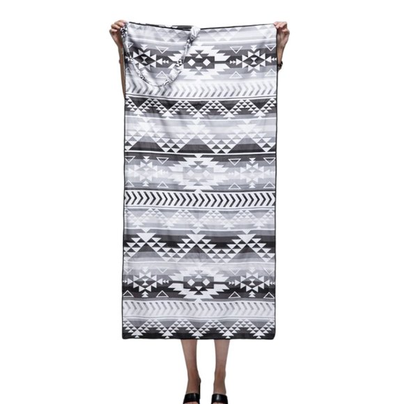 ⚡ LAST 1⚡Black 2-in-1 Convertible Shoulder Bag-Beach Towel - Picture 2 of 3